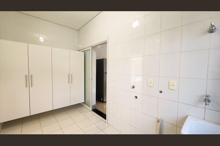 Casa para alugar com 490m², 4 quartos e 4 vagas Casa para alugar com 490m², 4 quartos e 4 vagasDespensa