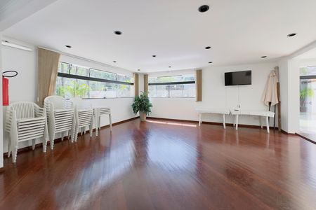 Apartamento para alugar com 130m², 3 quartos e 2 vagas Apartamento para alugar com 130m², 3 quartos e 2 vagasÁrea comum - Salão de festas