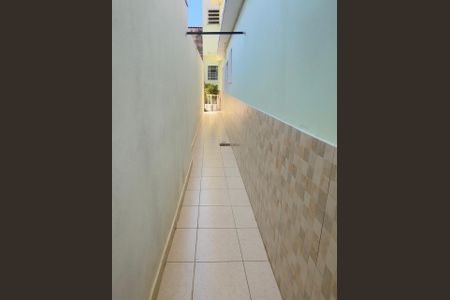 Casa à venda com 250m², 4 quartos e 2 vagas Casa à venda com 250m², 4 quartos e 2 vagasCorredor