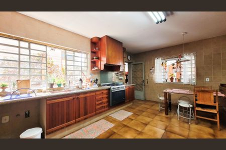 Casa à venda com 997m², 5 quartos e 8 vagas Casa à venda com 997m², 5 quartos e 8 vagasCozinha