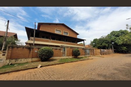 Casa à venda com 997m², 5 quartos e 8 vagas Casa à venda com 997m², 5 quartos e 8 vagasFachada