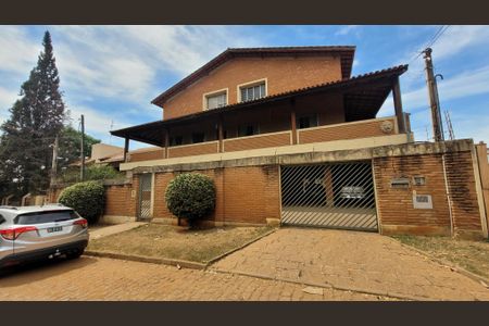 Casa à venda com 997m², 5 quartos e 8 vagas Casa à venda com 997m², 5 quartos e 8 vagasFachada