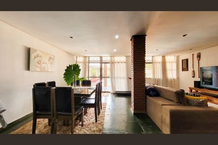 Casa à venda com 997m², 5 quartos e 8 vagas Casa à venda com 997m², 5 quartos e 8 vagasSala