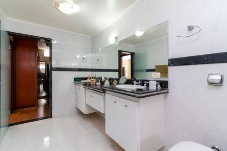 Casa à venda com 450m², 5 quartos e 6 vagasBanheiro da Suíte 1