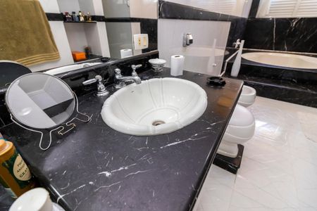 Casa à venda com 450m², 5 quartos e 6 vagasBanheiro da Suíte 1