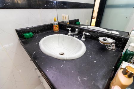 Casa à venda com 450m², 5 quartos e 6 vagasBanheiro da Suíte 1