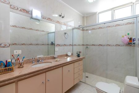 Casa à venda com 450m², 5 quartos e 6 vagasBanheiro da Suíte 2