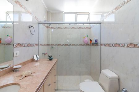 Casa à venda com 450m², 5 quartos e 6 vagasBanheiro da Suíte 2