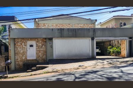 Casa à venda com 450m², 5 quartos e 6 vagasFachada