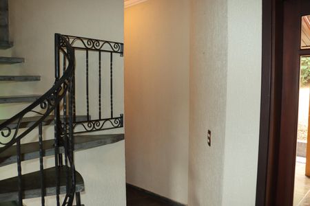 Casa de condomínio para alugar com 253m², 5 quartos e 2 vagasEscada