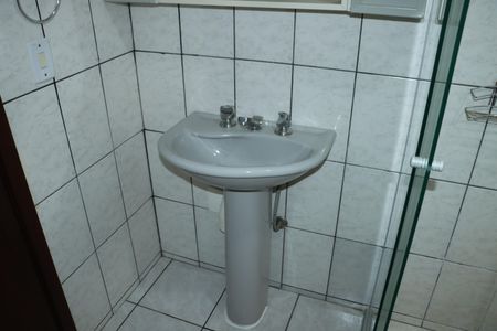 Casa de condomínio para alugar com 253m², 5 quartos e 2 vagasBanheiro 