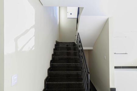 Escada de casa à venda com 3 quartos, 180m² em Parque Xangri-lá, Contagem