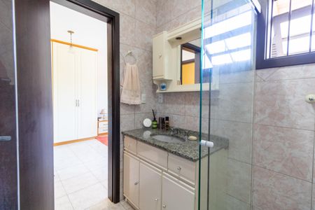 Casa à venda com 136m², 3 quartos e 2 vagasBanheiro da Suíte