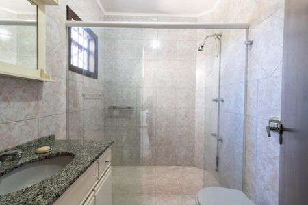 Casa à venda com 136m², 3 quartos e 2 vagasBanheiro da Suíte