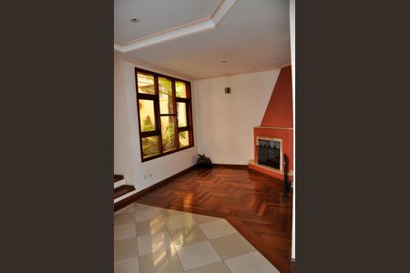 Casa à venda com 414m², 3 quartos e 4 vagas Casa à venda com 414m², 3 quartos e 4 vagasSala com Lareira