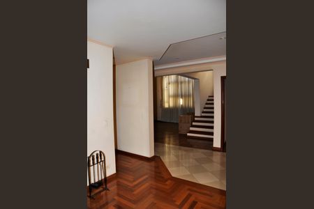 Casa à venda com 414m², 3 quartos e 4 vagas Casa à venda com 414m², 3 quartos e 4 vagasSala com Lareira