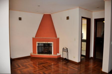 Casa à venda com 414m², 3 quartos e 4 vagas Casa à venda com 414m², 3 quartos e 4 vagasSala com Lareira