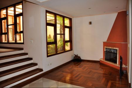 Casa à venda com 414m², 3 quartos e 4 vagas Casa à venda com 414m², 3 quartos e 4 vagasSala com Lareira