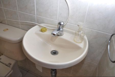 Casa à venda com 414m², 3 quartos e 4 vagas Casa à venda com 414m², 3 quartos e 4 vagasÁrea comum - Banheiro na Piscina