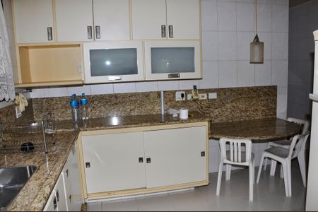 Casa à venda com 414m², 3 quartos e 4 vagas Casa à venda com 414m², 3 quartos e 4 vagasCozinha