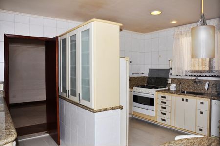 Casa à venda com 414m², 3 quartos e 4 vagas Casa à venda com 414m², 3 quartos e 4 vagasCozinha