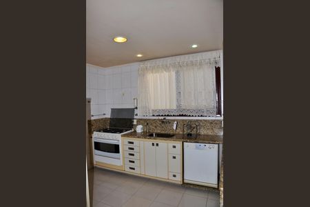 Casa à venda com 414m², 3 quartos e 4 vagas Casa à venda com 414m², 3 quartos e 4 vagasCozinha