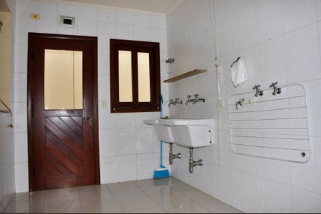 Casa à venda com 414m², 3 quartos e 4 vagas Casa à venda com 414m², 3 quartos e 4 vagasÁrea de Serviço