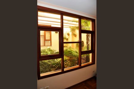 Casa à venda com 414m², 3 quartos e 4 vagas Casa à venda com 414m², 3 quartos e 4 vagasSala com Lareira - Jardim de Inverno