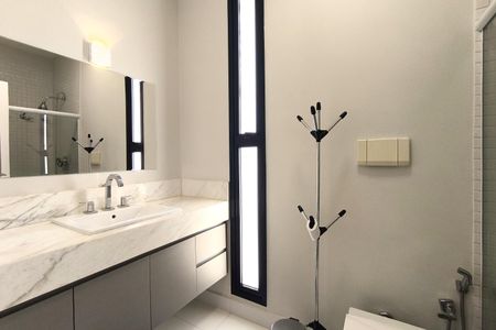 Casa de condomínio para alugar com 300m², 3 quartos e 6 vagasBanheiro da Suíte 2