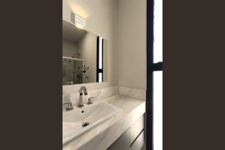 Casa de condomínio para alugar com 300m², 3 quartos e 6 vagasBanheiro da Suíte 2