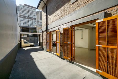 Casa para alugar com 359m², 3 quartos e 6 vagas Casa para alugar com 359m², 3 quartos e 6 vagasCorredor lateral