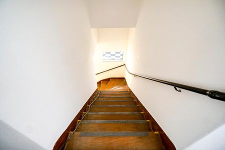 Casa para alugar com 359m², 3 quartos e 6 vagas Casa para alugar com 359m², 3 quartos e 6 vagasEscada