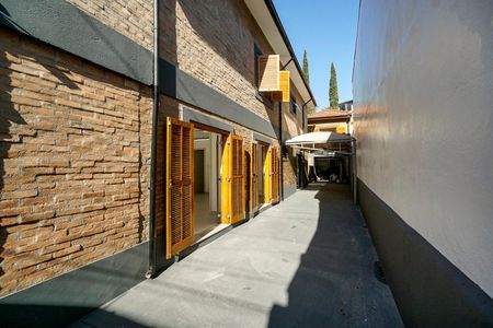 Casa para alugar com 359m², 3 quartos e 6 vagas Casa para alugar com 359m², 3 quartos e 6 vagasCorredor lateral