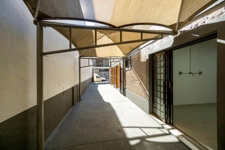 Casa para alugar com 359m², 3 quartos e 6 vagas Casa para alugar com 359m², 3 quartos e 6 vagasCorredor lateral