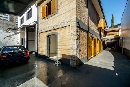 Casa para alugar com 359m², 3 quartos e 6 vagas Casa para alugar com 359m², 3 quartos e 6 vagasEntrada