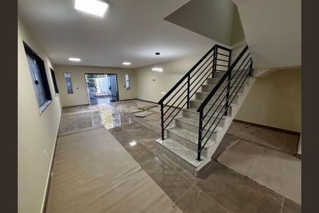 Sala de casa de condomínio para alugar com 4 quartos, 400m² em Recreio dos Bandeirantes, Rio de Janeiro