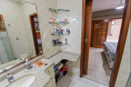 Casa de condomínio para alugar com 180m², 3 quartos e 4 vagas Casa de condomínio para alugar com 180m², 3 quartos e 4 vagasBanheiro da Suíte