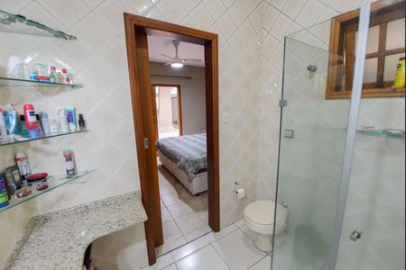 Casa de condomínio para alugar com 180m², 3 quartos e 4 vagas Casa de condomínio para alugar com 180m², 3 quartos e 4 vagasBanheiro da Suíte