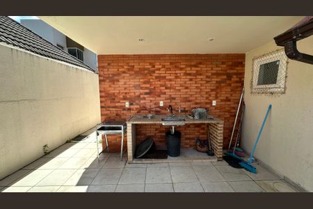 Casa de condomínio à venda com 160m², 3 quartos e 2 vagasQuintal