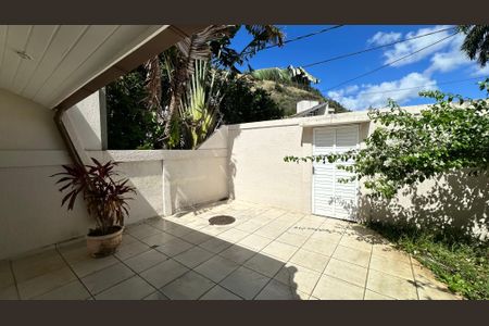 Casa de condomínio à venda com 160m², 3 quartos e 2 vagasQuintal