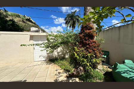 Casa de condomínio à venda com 160m², 3 quartos e 2 vagasQuintal
