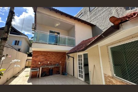 Casa de condomínio à venda com 160m², 3 quartos e 2 vagasQuintal