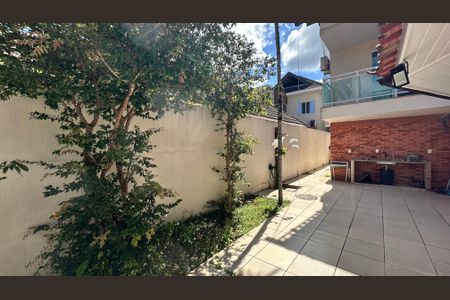 Casa de condomínio à venda com 160m², 3 quartos e 2 vagasQuintal