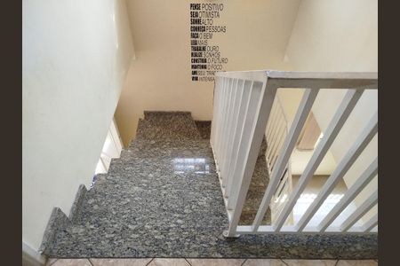 Casa à venda com 216m², 3 quartos e 5 vagas Casa à venda com 216m², 3 quartos e 5 vagasEscada de granito