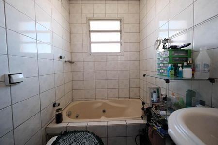 Casa à venda com 450m², 5 quartos e 6 vagasBanheiro da Suíte