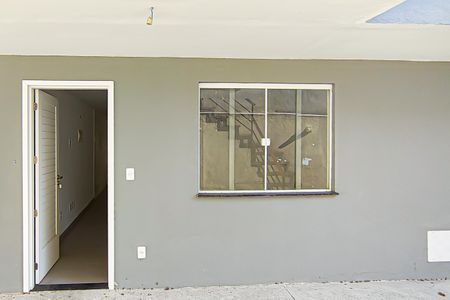 Casa à venda com 72m², 2 quartos e 1 vaga Casa à venda com 72m², 2 quartos e 1 vagaFachada