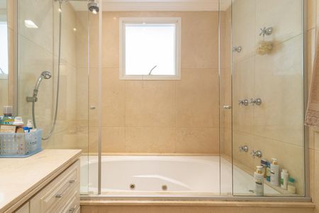 Apartamento à venda com 370m², 4 quartos e 5 vagas Apartamento à venda com 370m², 4 quartos e 5 vagasBanheiro 1 da Suíte 1