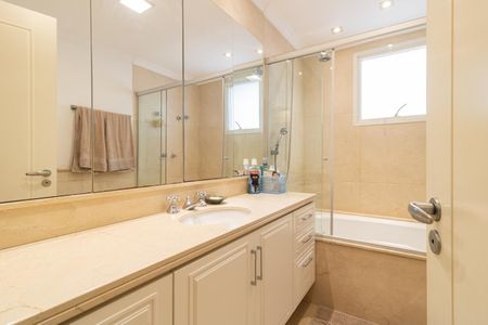 Apartamento à venda com 370m², 4 quartos e 5 vagas Apartamento à venda com 370m², 4 quartos e 5 vagasBanheiro 1 da Suíte 1