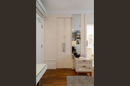 Apartamento à venda com 370m², 4 quartos e 5 vagas Apartamento à venda com 370m², 4 quartos e 5 vagasCloset da suíte 3