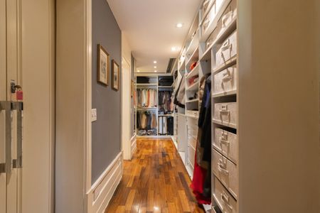 Apartamento à venda com 370m², 4 quartos e 5 vagas Apartamento à venda com 370m², 4 quartos e 5 vagasCloset da Suíte 1